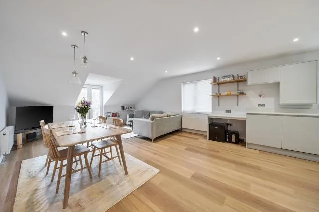 2 bed flat for sale, Hollyfield Road, Surbiton, KT5