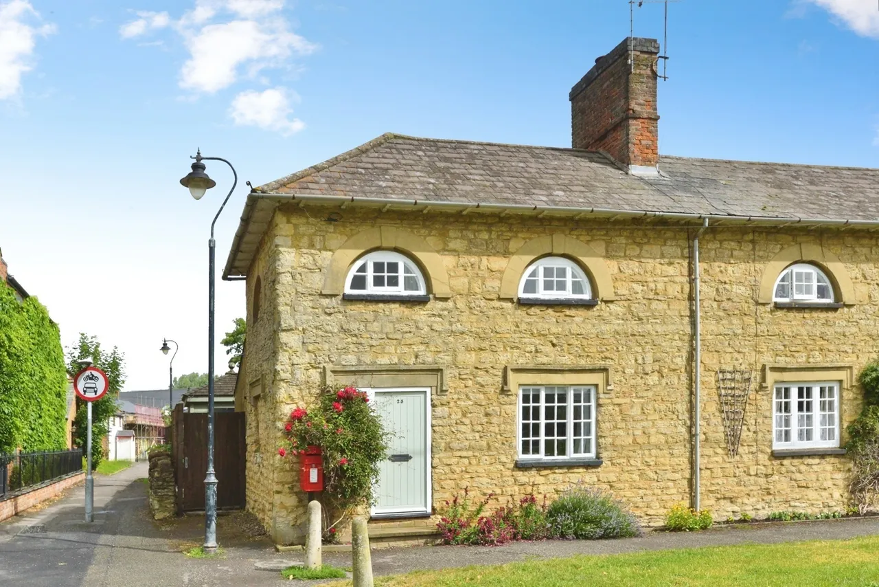 2 bed house for sale — The Green, Deanshanger, Milton Keynes, Northamptonshire, MK19
