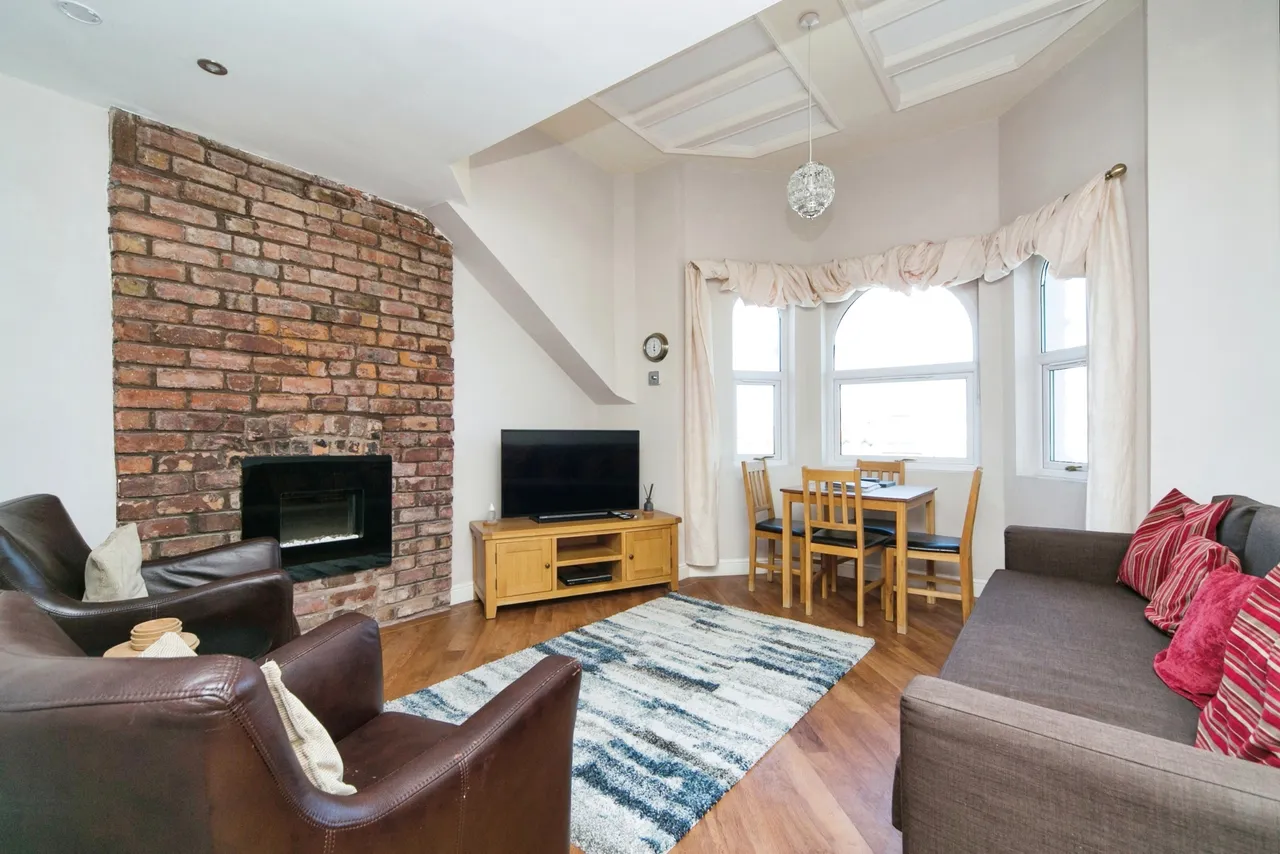 2 bed flat for sale, Queens Road, Llandudno, LL30