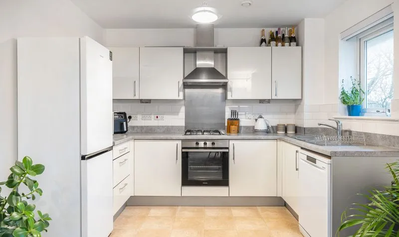 2 bed flat for sale — Dalmeny Way, Carrington House, KT18