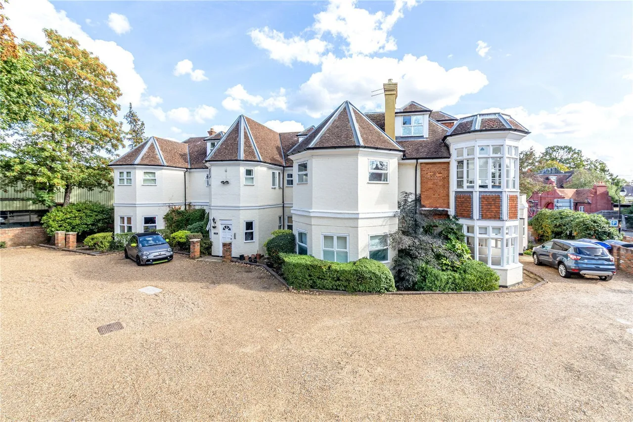 1 bed flat for sale, High Road, Byfleet