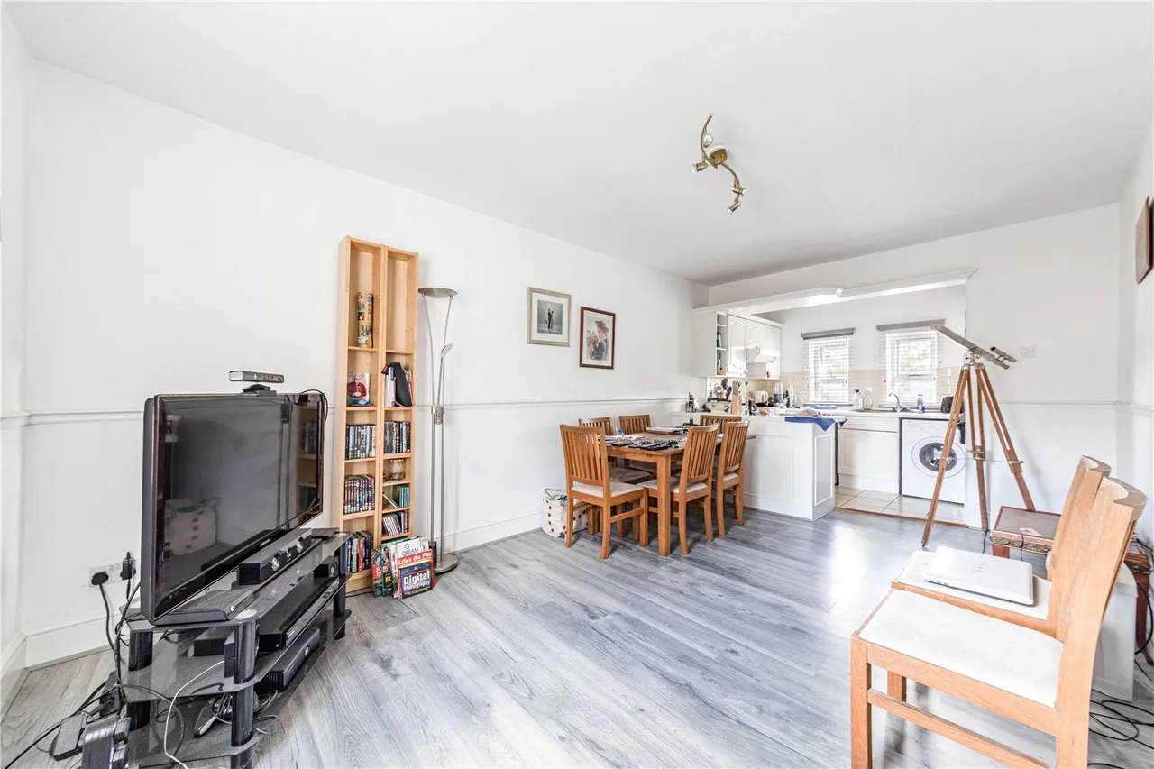 High Road, Byfleet, photo 2