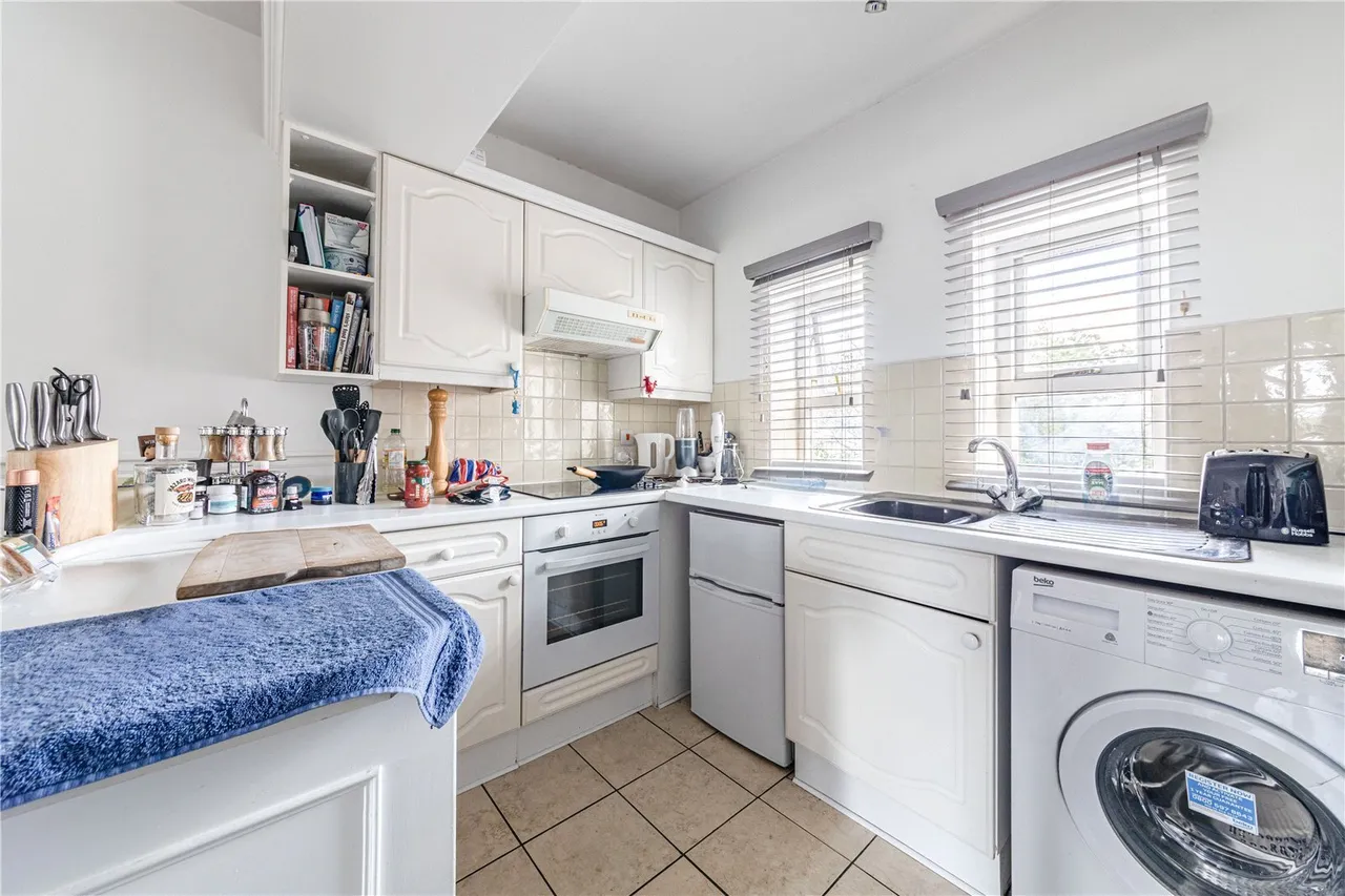 High Road, Byfleet, photo 4