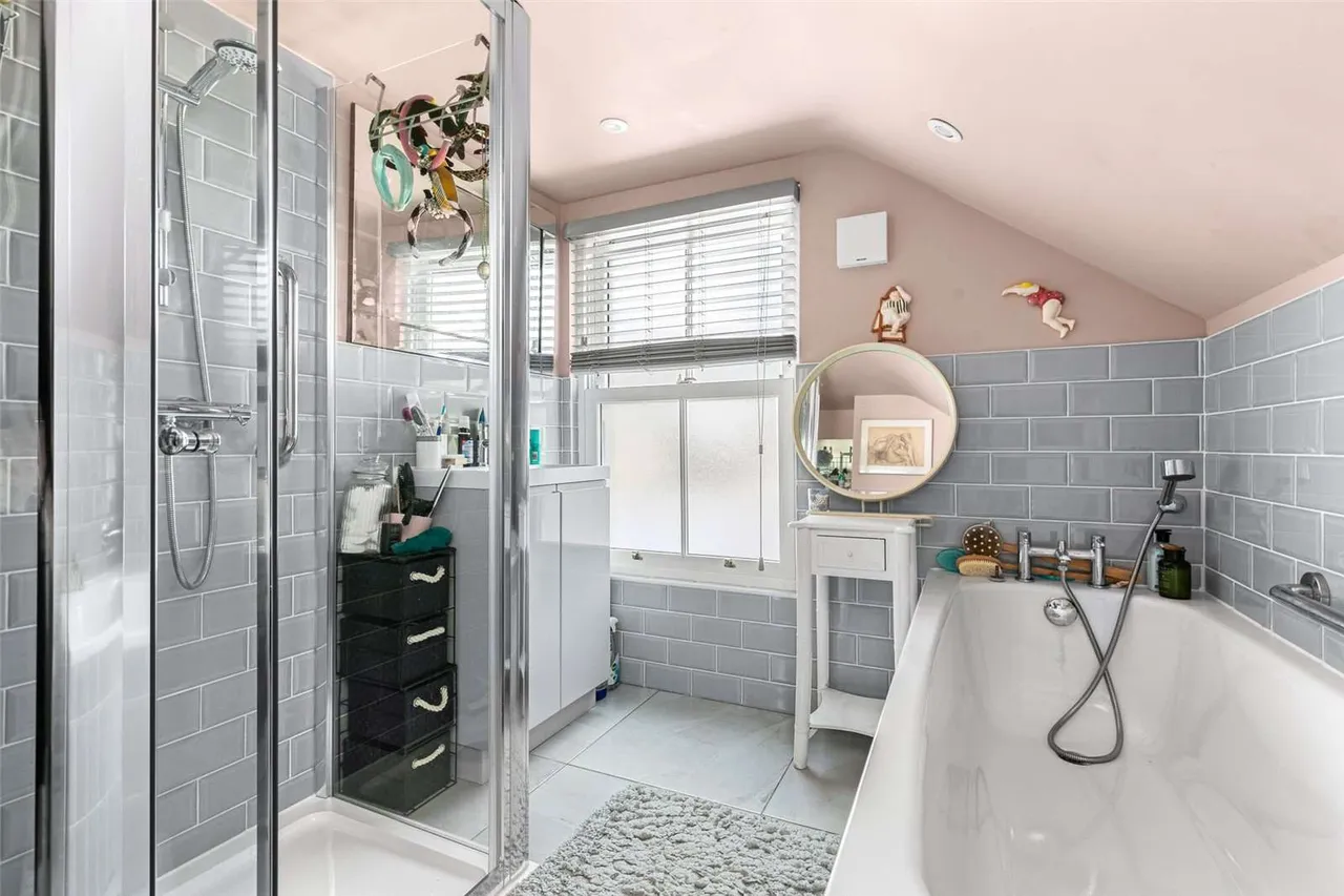 Dunboe Place, Shepperton, Surrey, TW17 9HH, photo 11