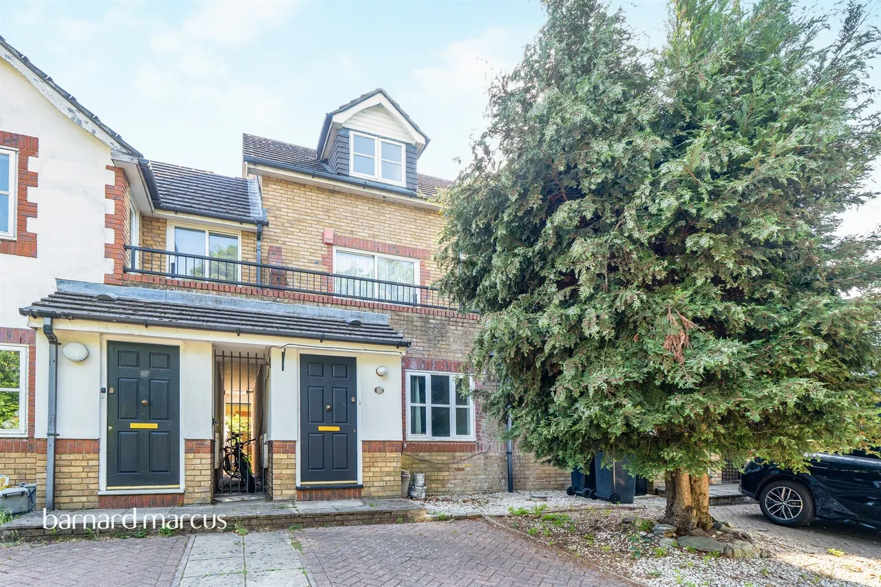 2 bed house for sale — Amblecote Meadows, London