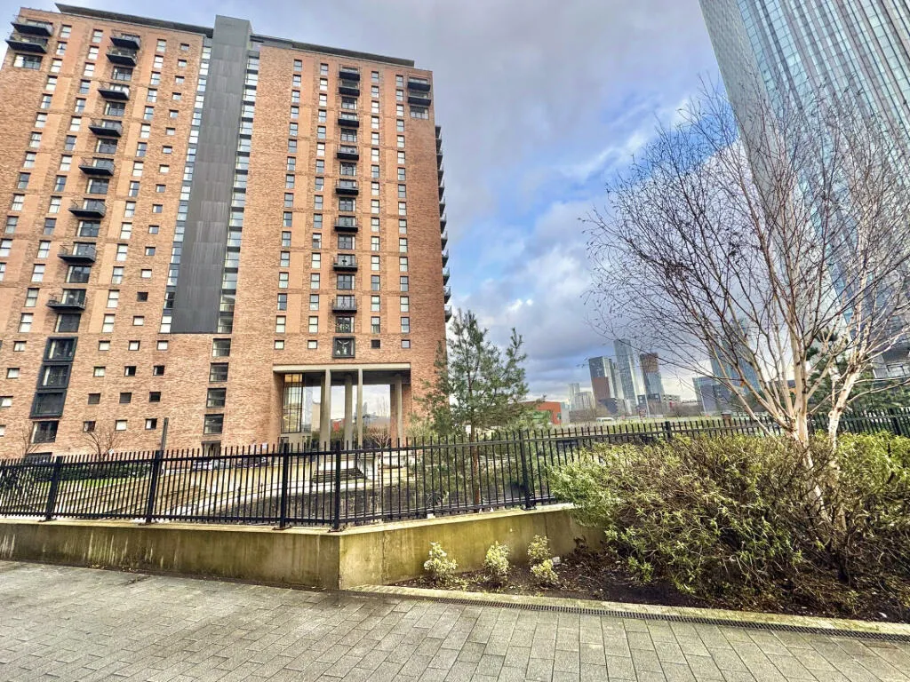 2 bed flat for sale, Rivergate House, Wilburn Basin, M5