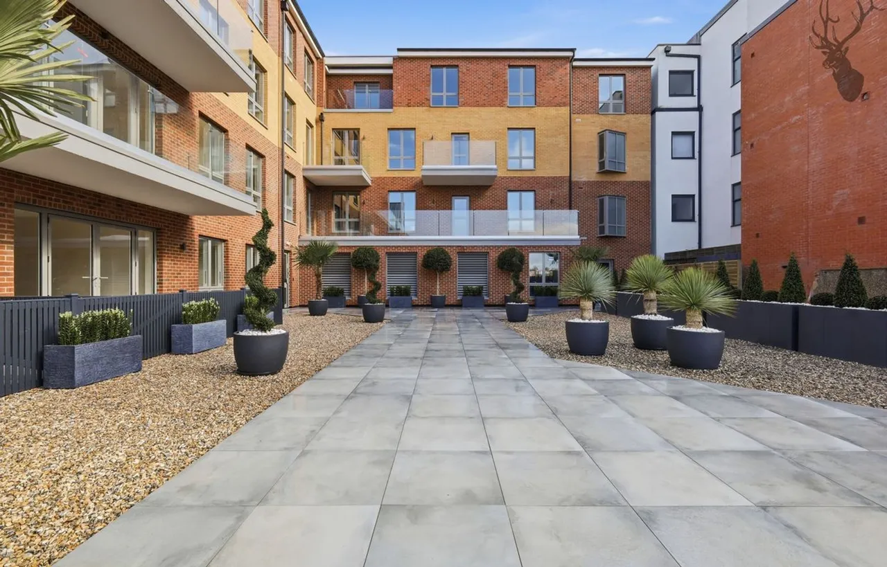 High Road, Chigwell, IG7, photo 18