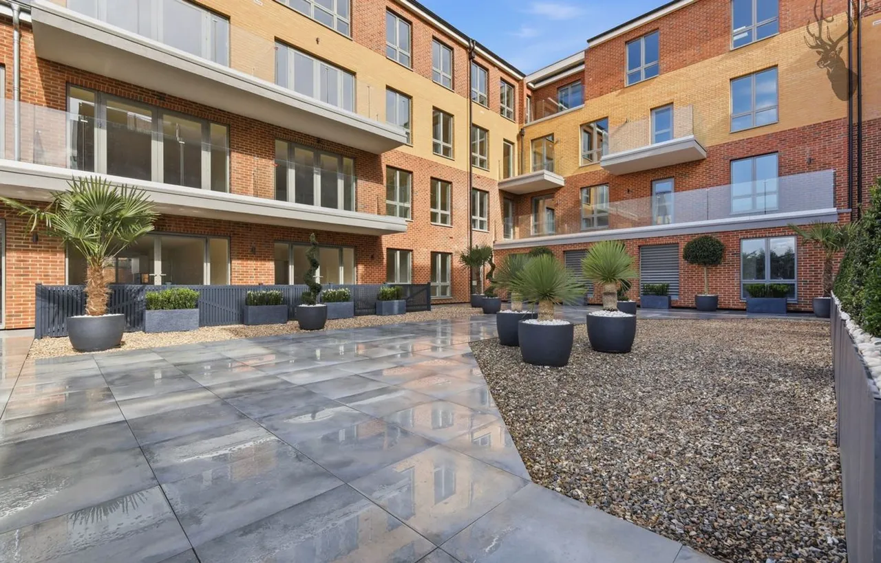 High Road, Chigwell, IG7, photo 19
