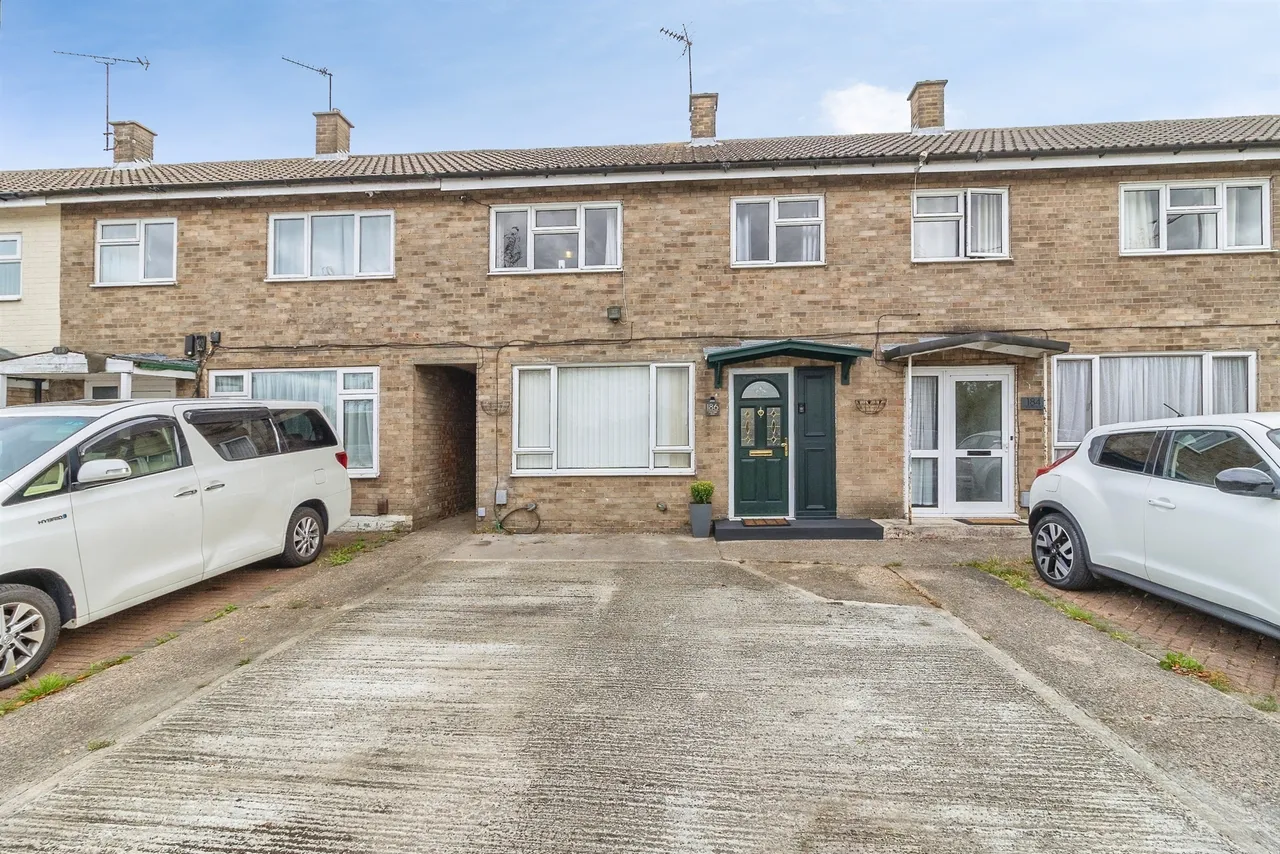 3 bed house for sale — Tithe Farm Road, Houghton Regis, Dunstable