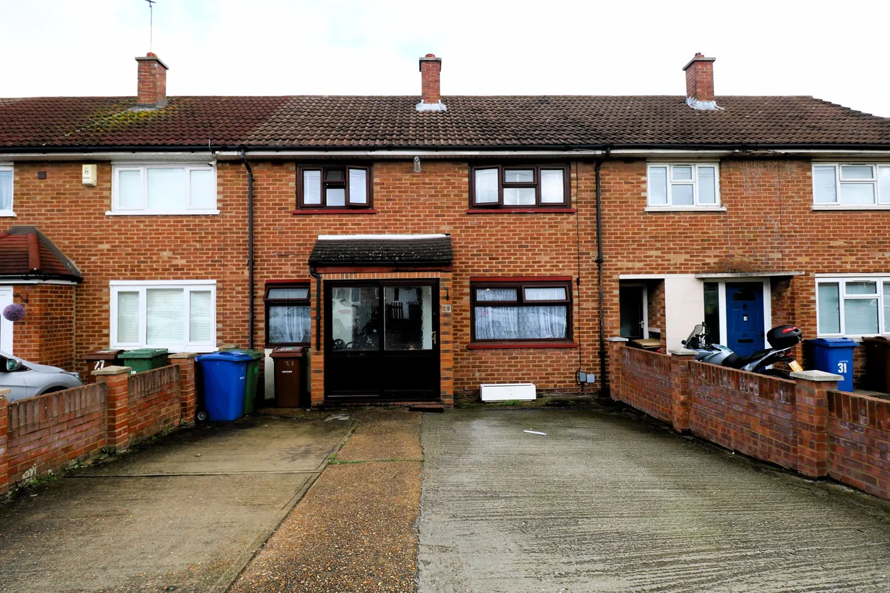 3 bed house for sale — Manor Close, South Ockendon, Essex, RM15 4EL