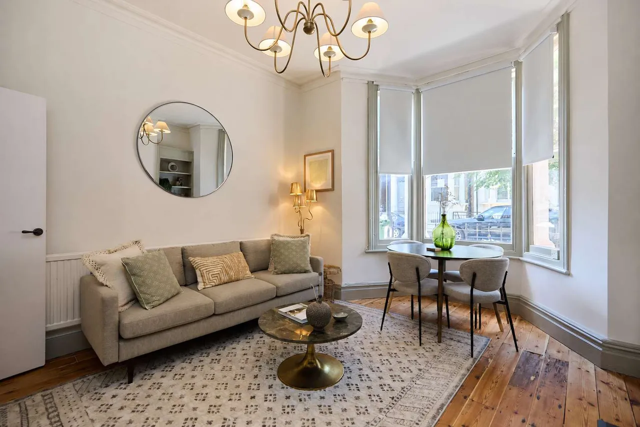 2 bed flat to rent, Blythe Road, W14