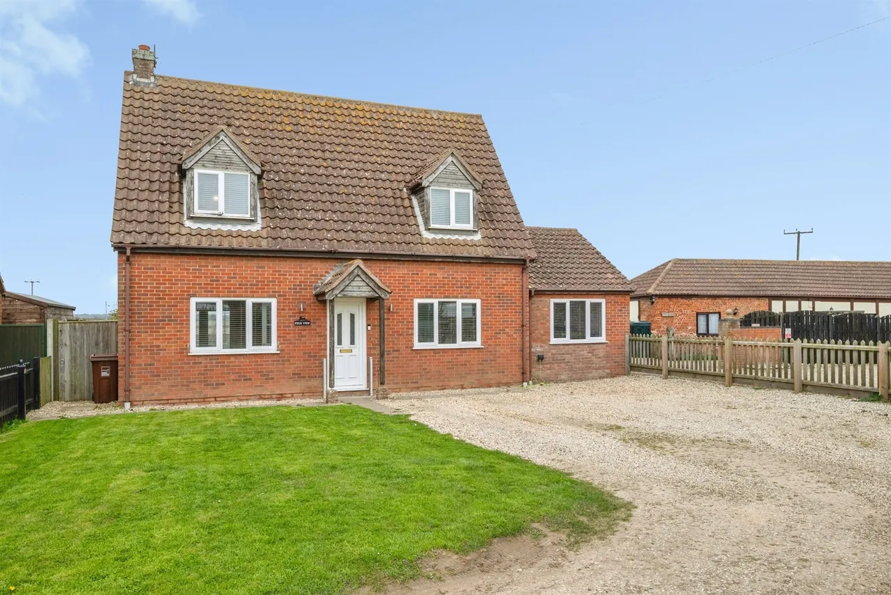 4 bed house for sale — Coast Road, Walcott, Norwich