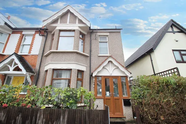 3 bed property for sale — Alexandra Road, London, E18