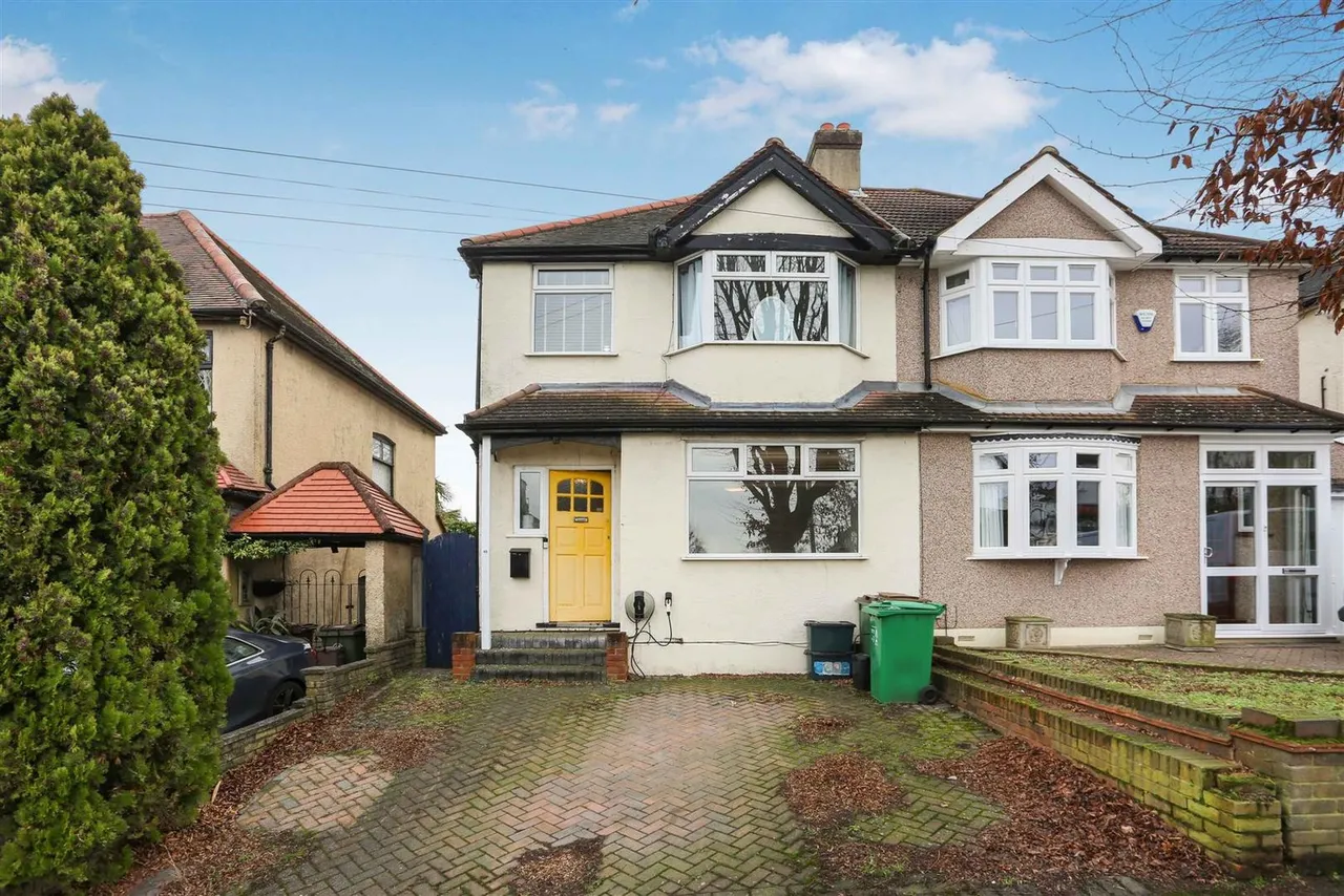 3 bed house for sale — Fieldsend Road, Cheam, Sutton, SM3 8NR