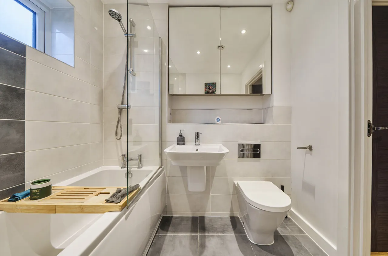 Kennett Lane, Chertsey, KT16, photo 12