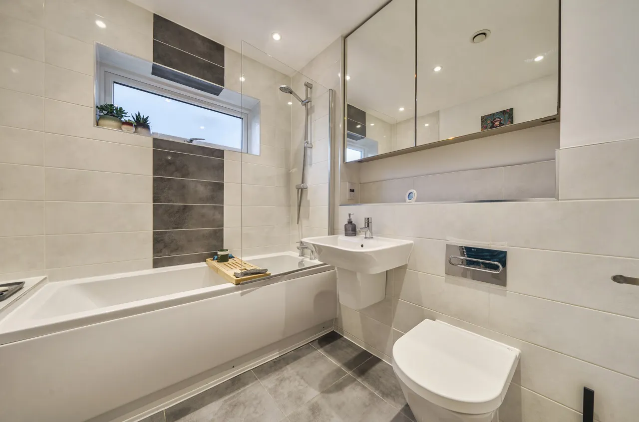 Kennett Lane, Chertsey, KT16, photo 13