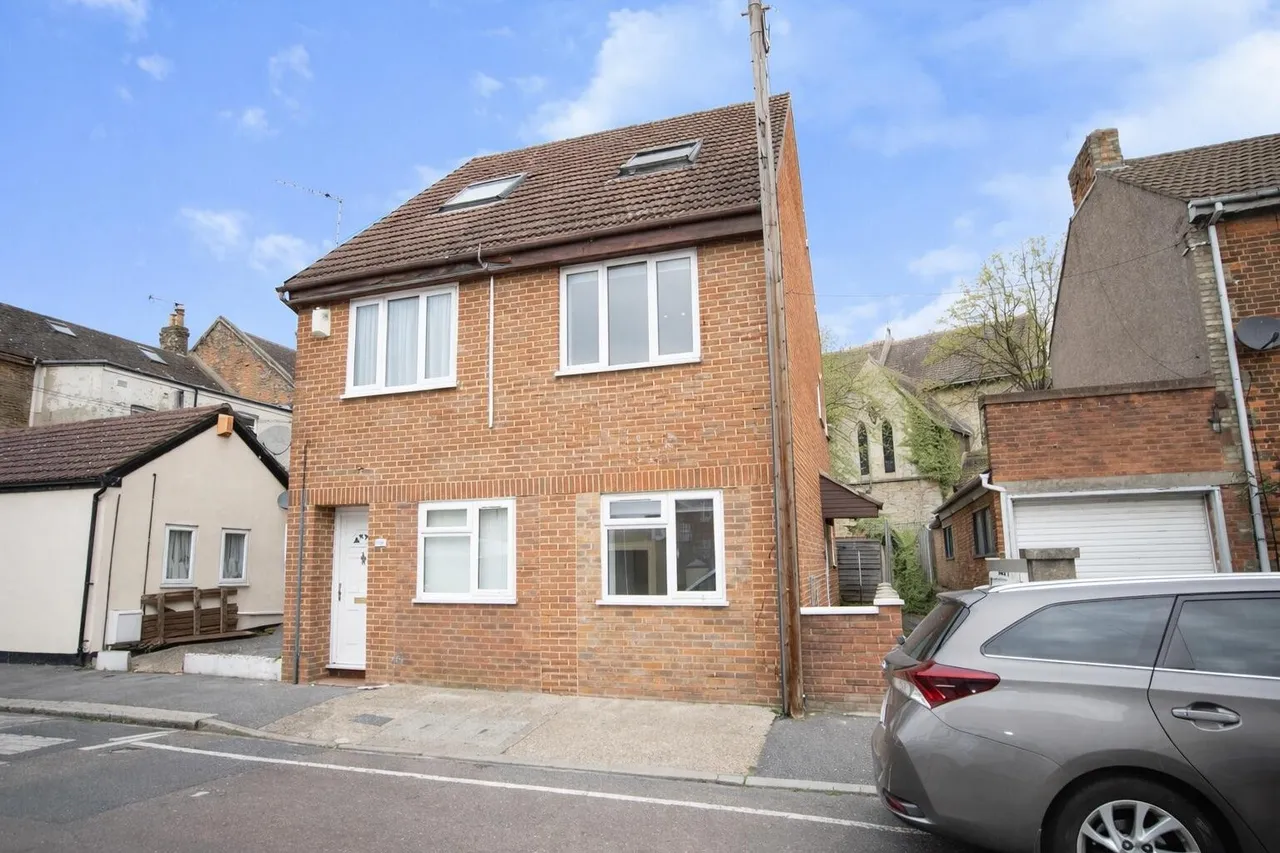 2 bed house for sale — Grange Road, Rochester