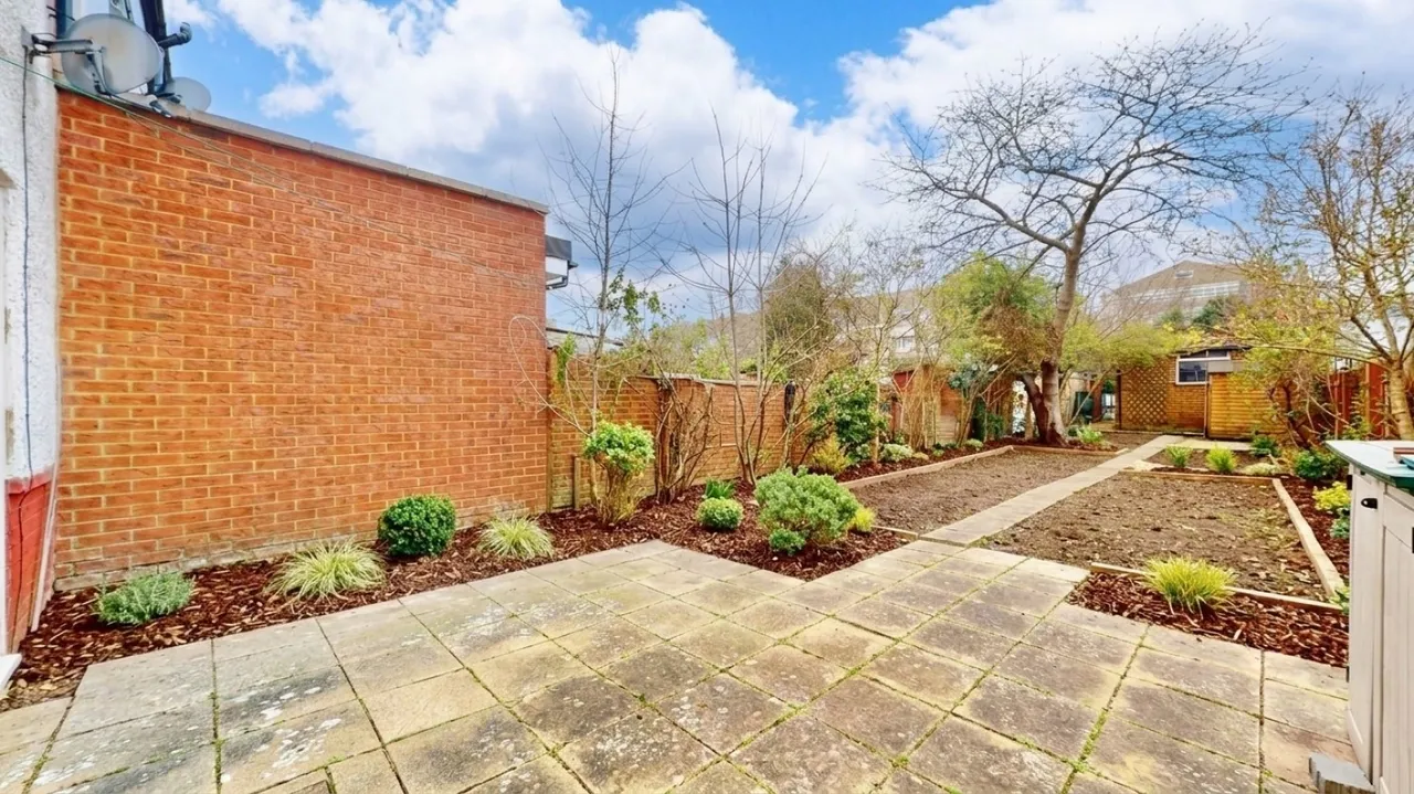 Kings Avenue, Greenford, UB6, photo 2
