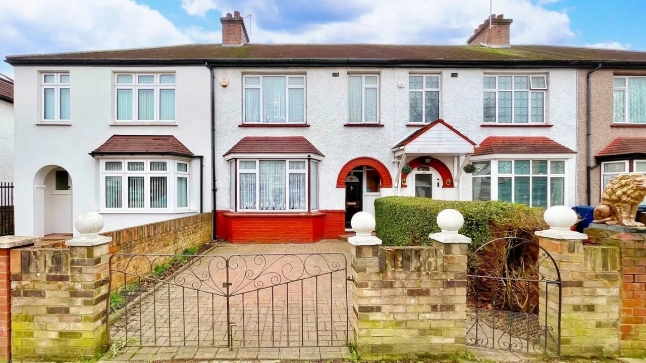 3 bed house for sale, Kings Avenue, Greenford, UB6
