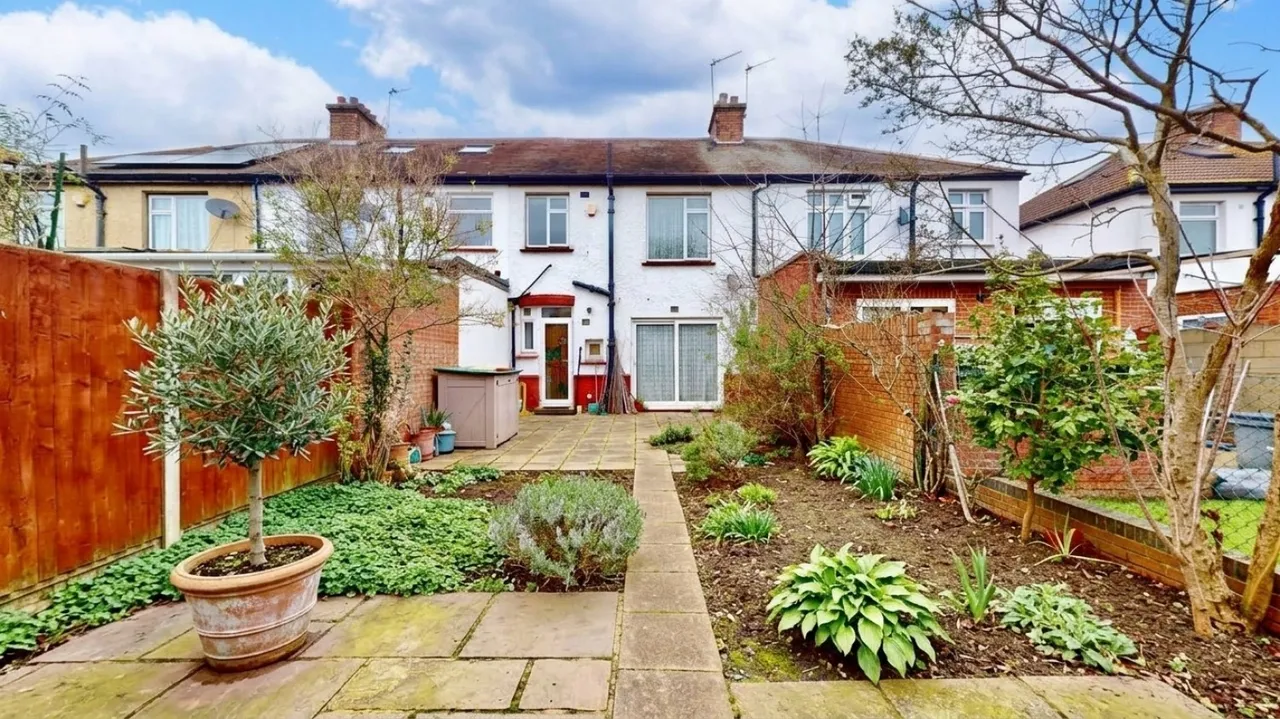 Kings Avenue, Greenford, UB6, photo 3