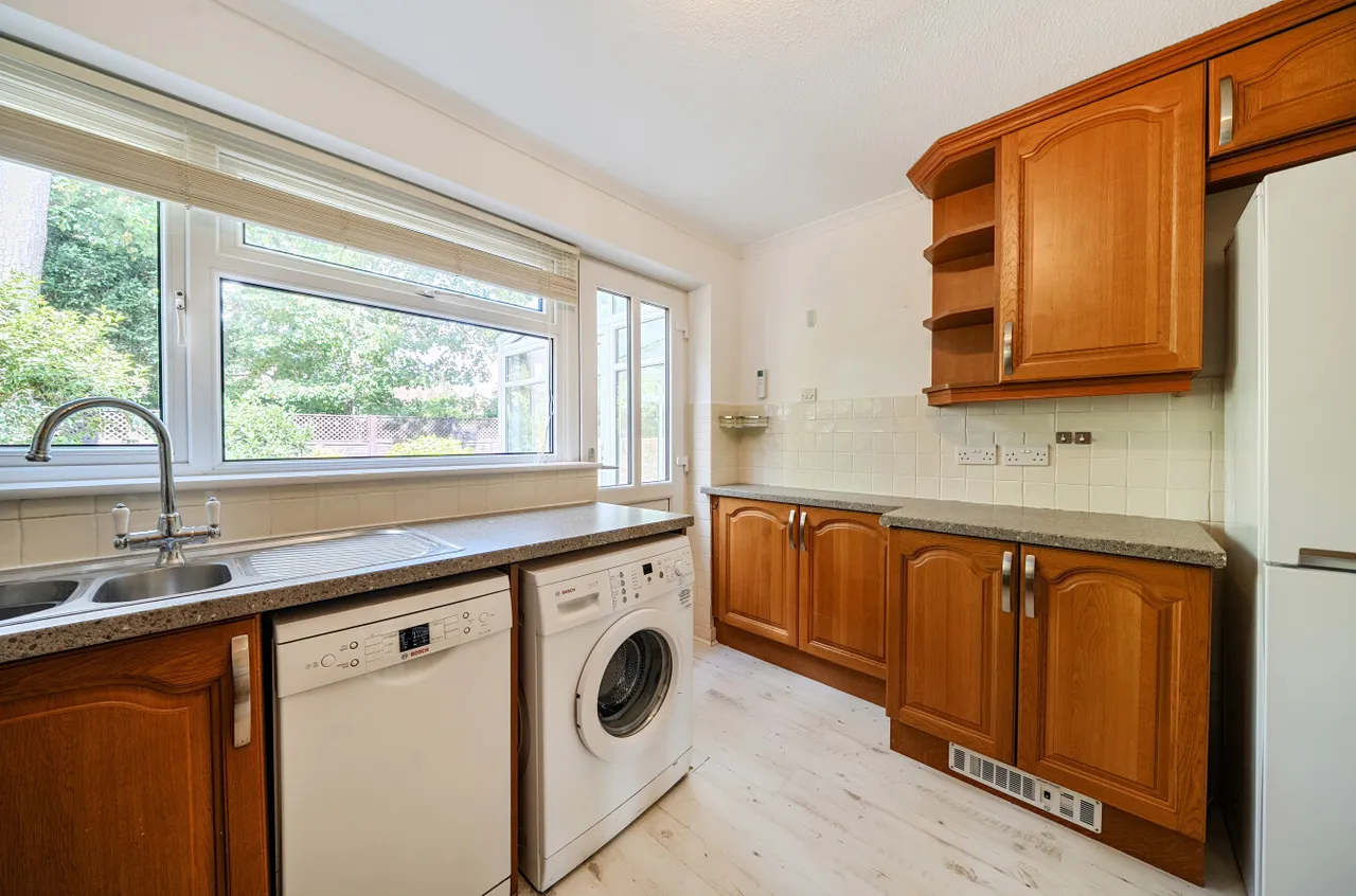 Coombe Drive, Fleet, Hampshire, GU51 3DY, photo 6