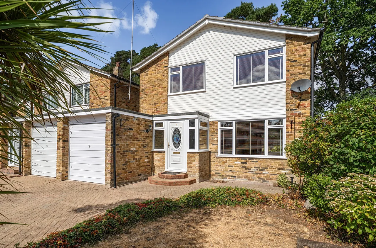 3 bed house for sale — Coombe Drive, Fleet, Hampshire, GU51 3DY