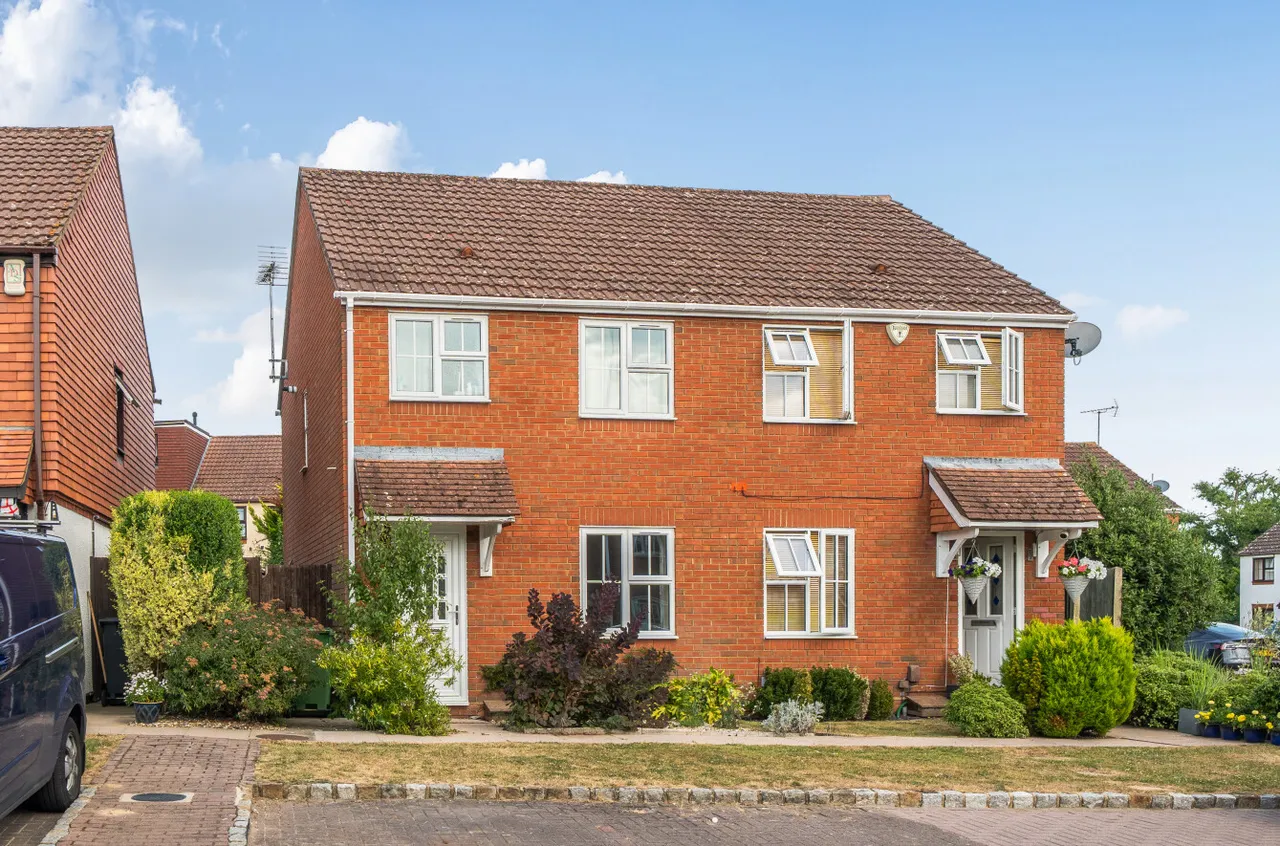 2 bed house for sale — Viburnum Court, West End, Woking, Surrey, GU24 9PQ