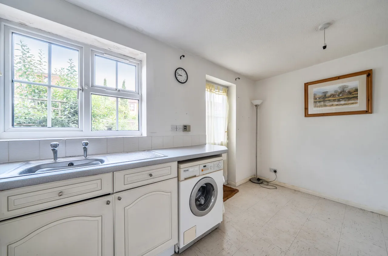 Viburnum Court, West End, Woking, Surrey, GU24 9PQ, photo 5