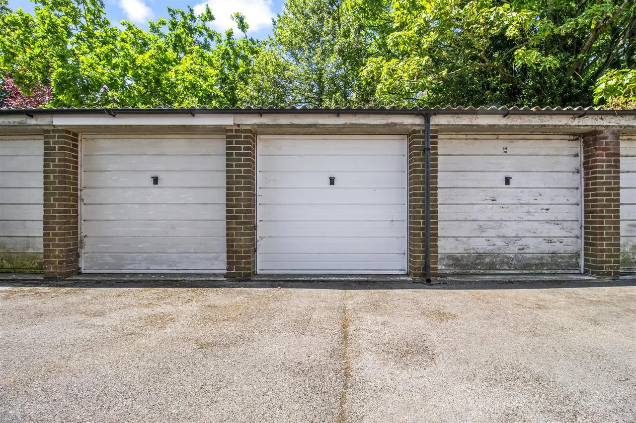 Eaton Court,, Gorse Avenue, Worthing, photo 10