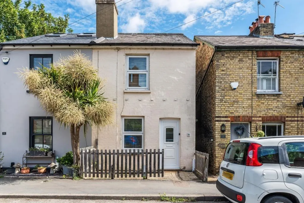 2 bed house for sale, Leslie Road, Pixham, RH4