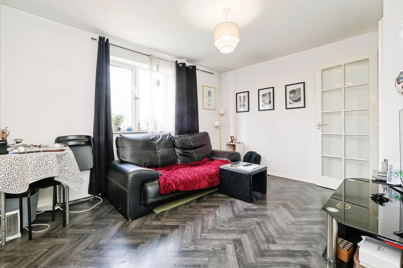 1 bed flat for sale, Express Drive, Ilford, IG3