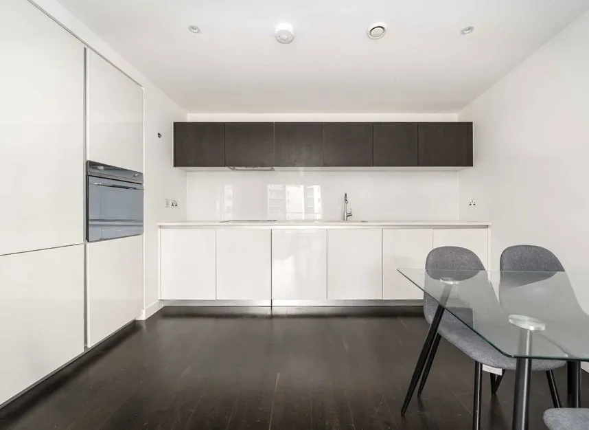 Pump House Crescent, Brentford, TW8, photo 2