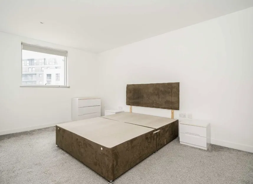 Pump House Crescent, Brentford, TW8, photo 4