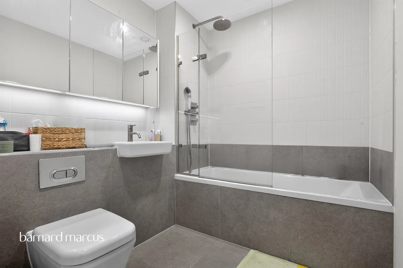 Middle Road, London, W7, photo 6
