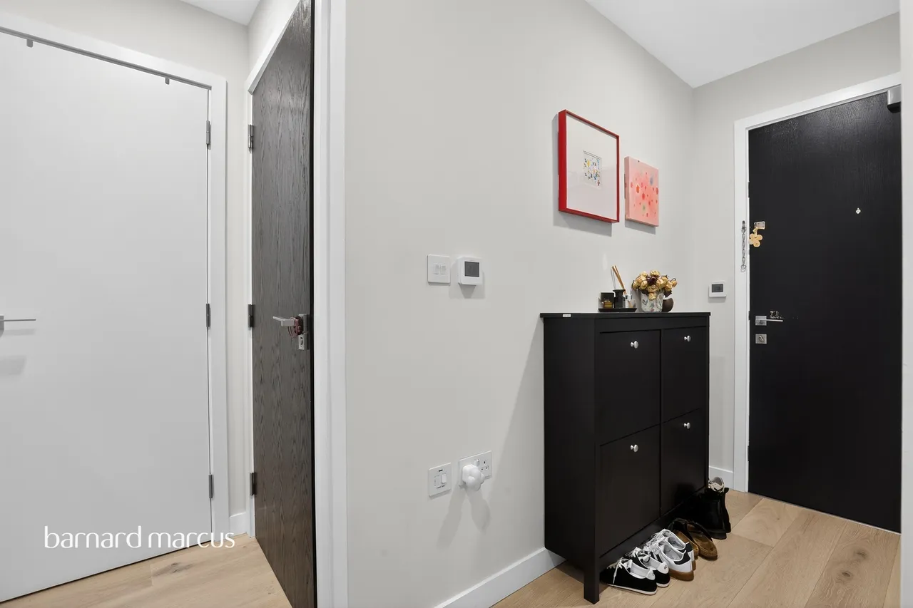 Middle Road, London, W7, photo 11