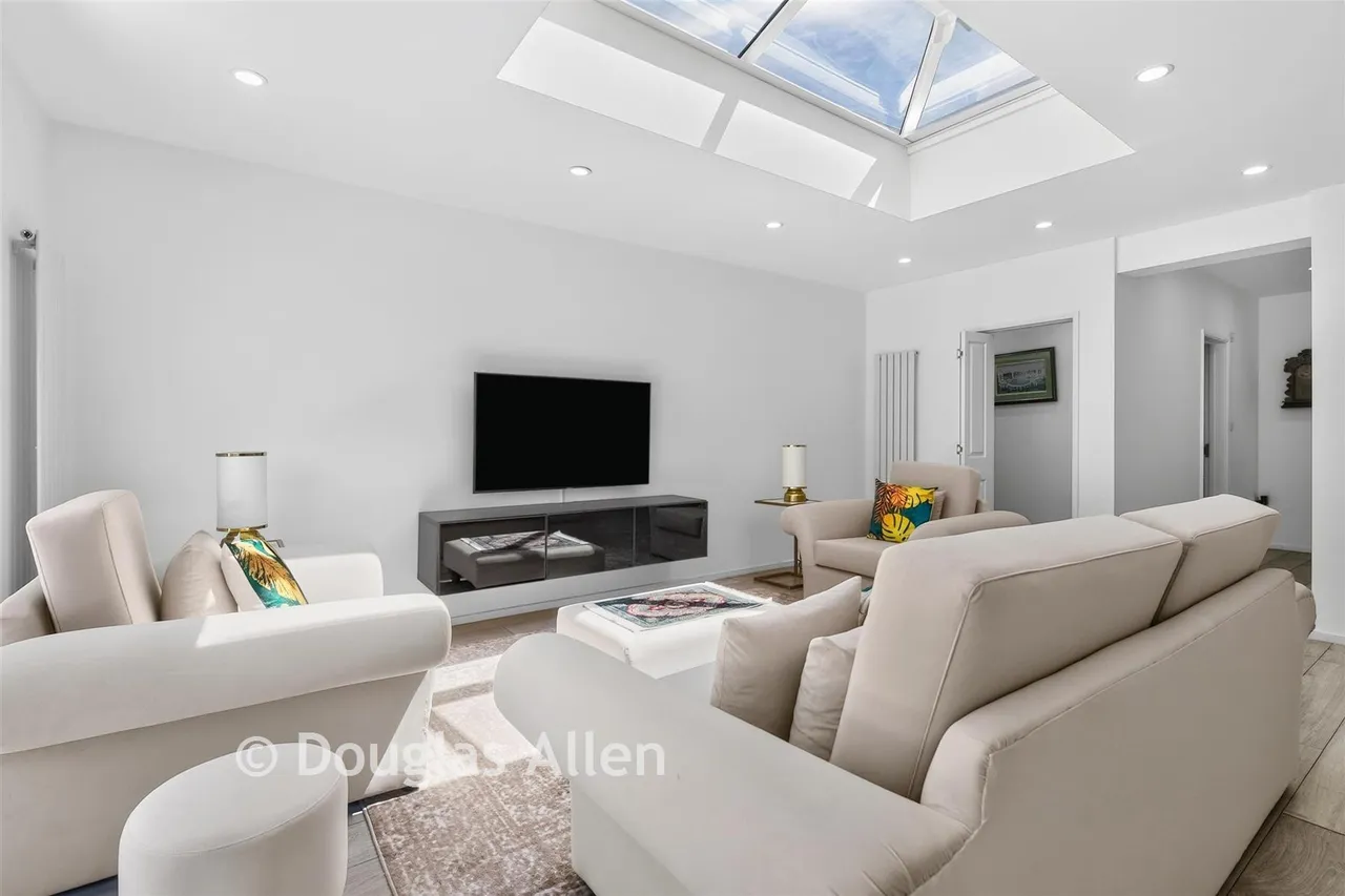 Caterham Avenue, Ilford, IG5, photo 3