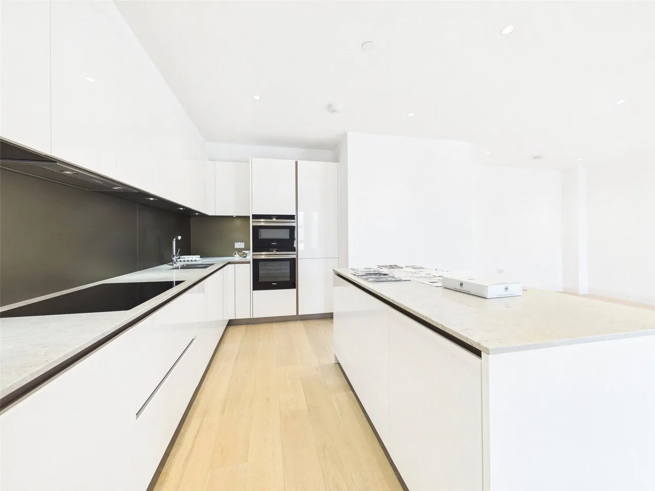 Pinewood Gardens, Teddington, TW11, photo 3