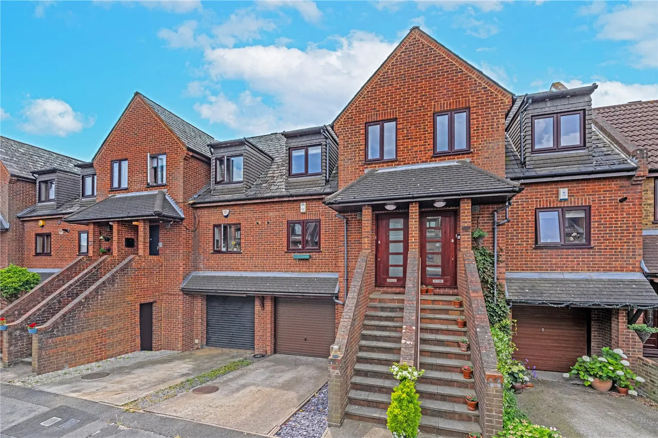 3 bed house to rent — Rectory Grove, Hampton, TW12 1EQ