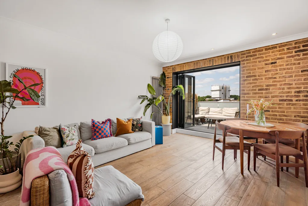 2 bed flat for sale, Parnell Road, London, E3