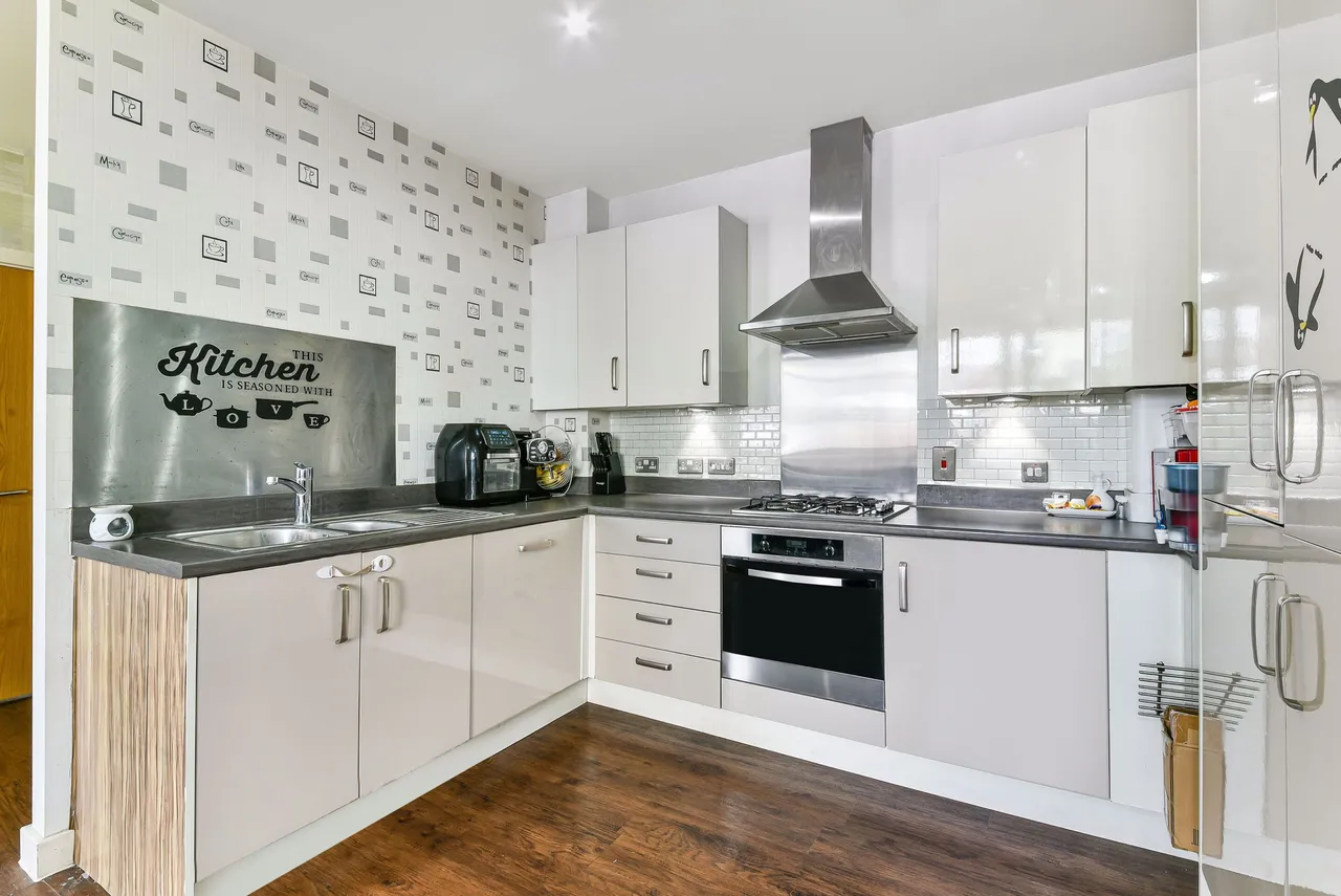 2 bed flat for sale, High Street, HA8