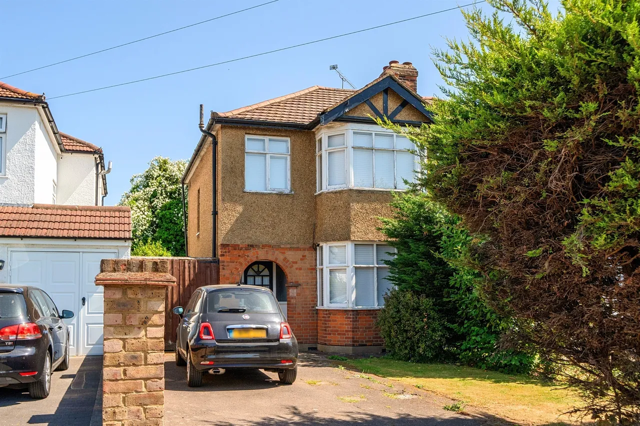 3 bed house for sale — Willow Road, Enfield