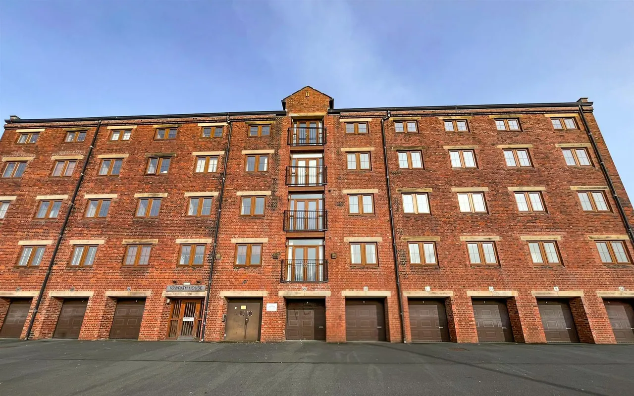 2 bed flat for sale — Canal Road, Riddlesden, BD20 5AG