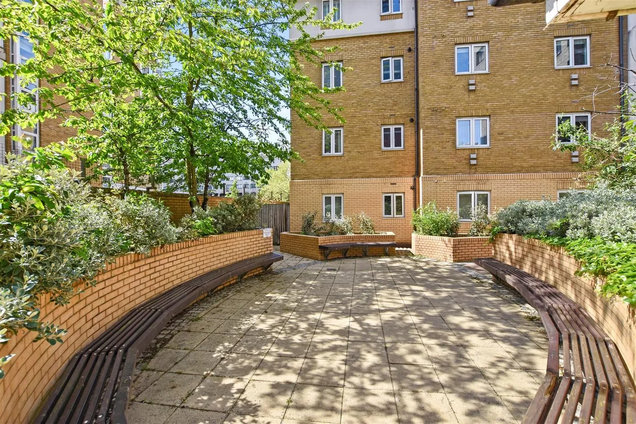Lorne Close, London, photo 15