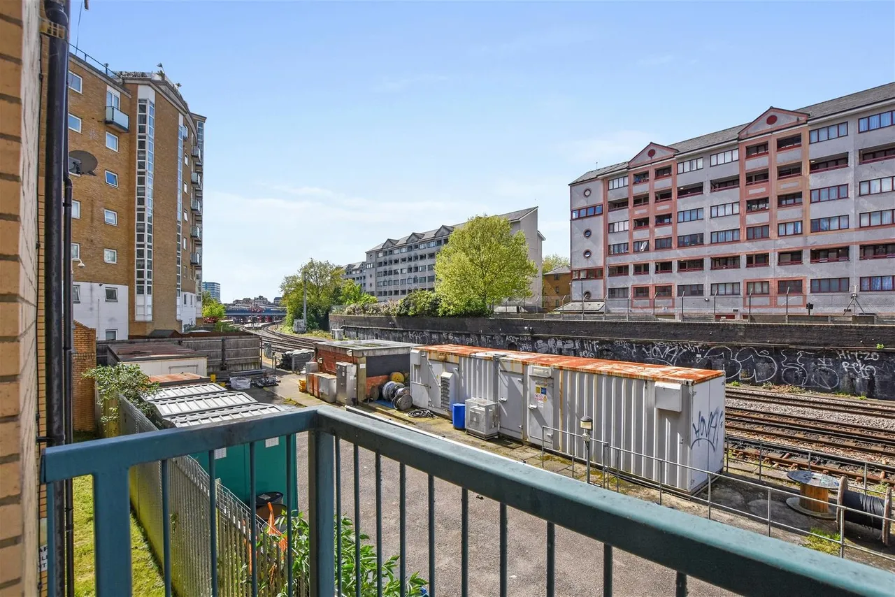 Lorne Close, London, photo 13
