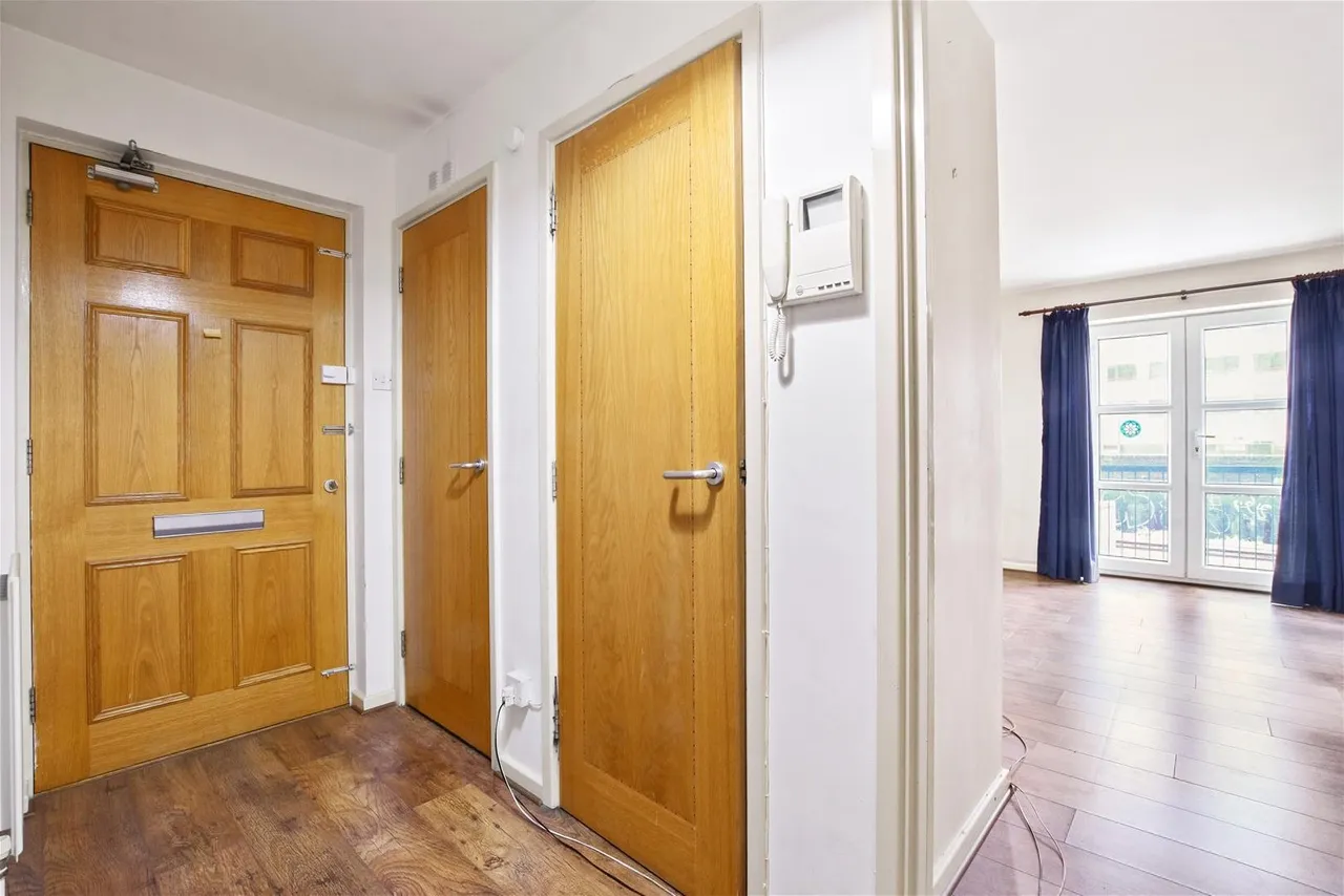 Lorne Close, London, photo 12
