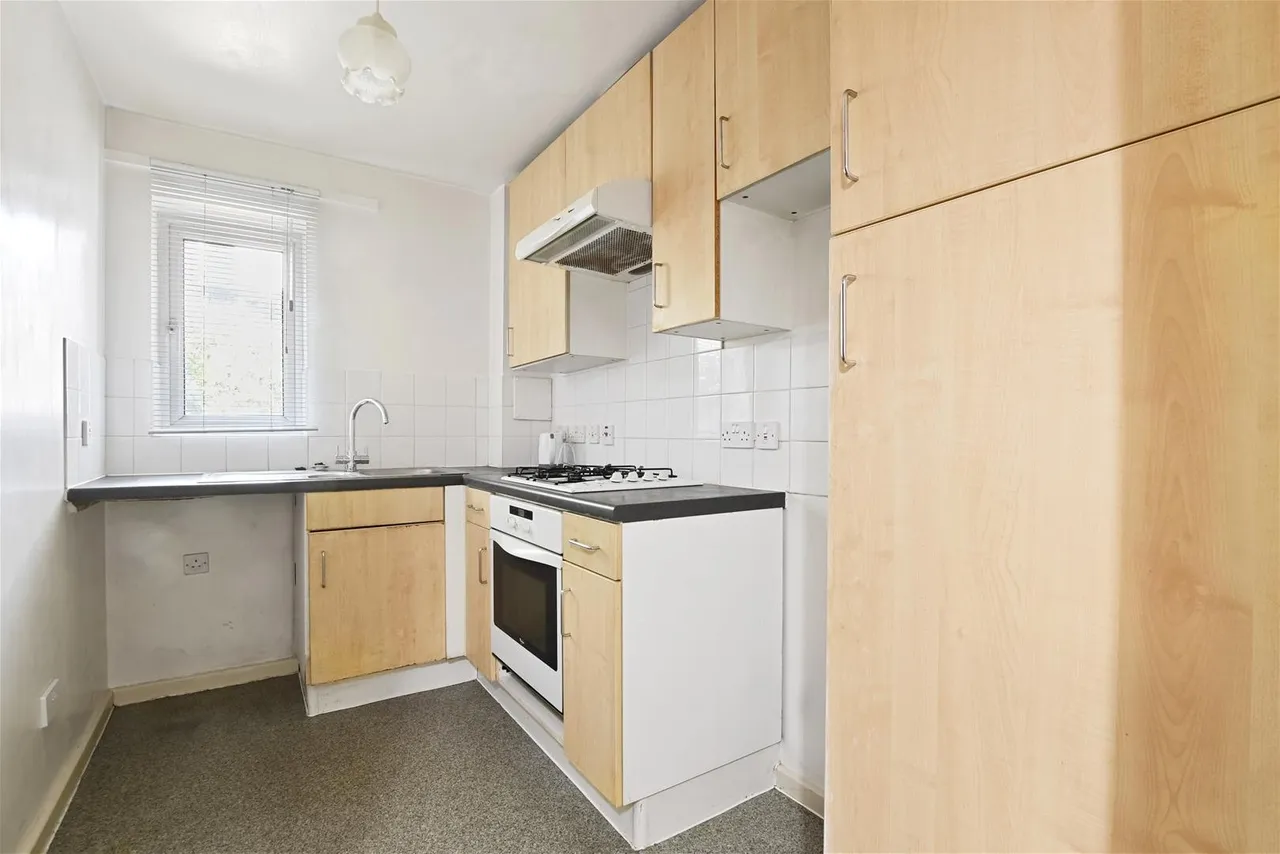 Lorne Close, London, photo 6
