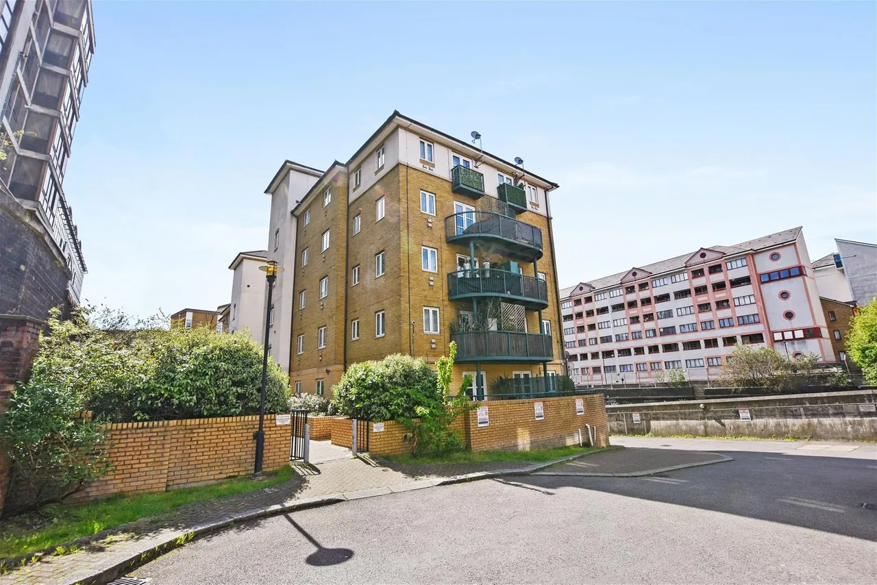 1 bed flat for sale — Lorne Close, London