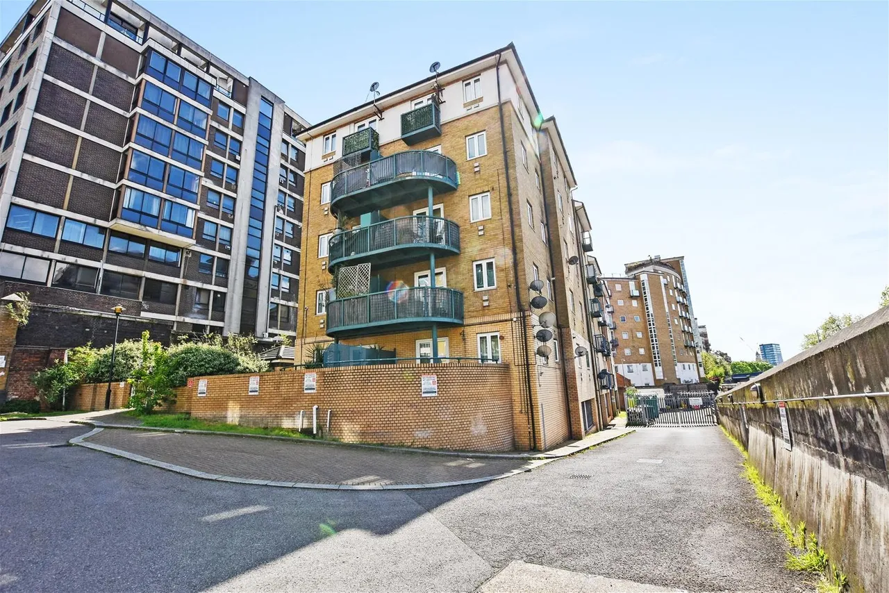 Lorne Close, London, photo 14