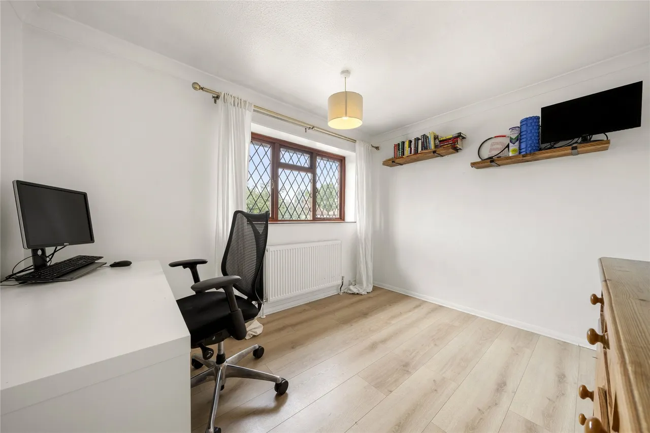 Farm Road, Esher, Surrey, KT10, photo 10