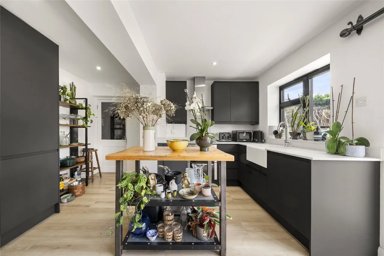 Farm Road, Esher, Surrey, KT10, photo 4